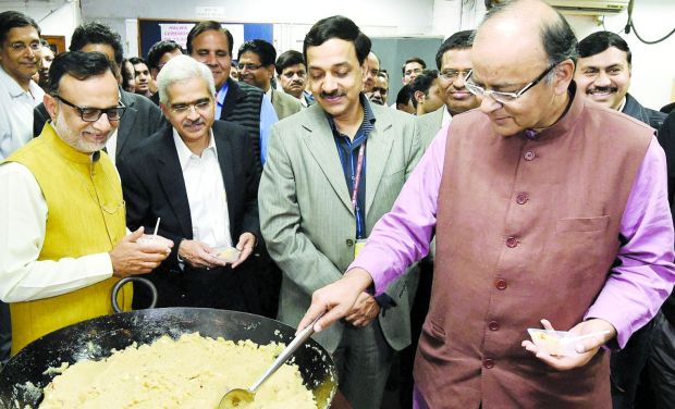 Finance Minister Arun Jaitley prepares 'Halwa' to celebrate printing of budget document Finance Minister Arun Jaitley prepares 'Halwa' to celebrate printing of budget document